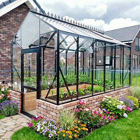 Прямостенные теплицы: почему форма «домиком» эффективнее и надежнее арочной?